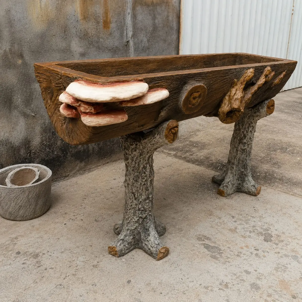 Cocho artesanal usado como floreira